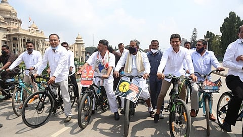 ಇಂಧನ ಬೆಲೆ ಹೆಚ್ಚಳ ಹಾಗೂ ದಿನಬಳಕೆ ವಸ್ತುಗಳ ದರ ಏರಿಕೆ ಖಂಡಿಸಿ ಬೆಂಗಳೂರಿನ ಕ್ವೀನ್ಸ್ ರಸ್ತೆಯ ಕೆಪಿಸಿಸಿ ಕಚೇರಿಯಿಂದ ವಿಧಾನಸೌಧದವರೆಗೆ ಕಾಂಗ್ರೆಸ್ ನಾಯಕರು ಸೈಕಲ್ ಜಾಥಾ ಹಮ್ಮಿಕೊಂಡಿದ್ದರು