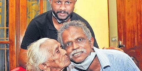 ಜಯಪಾಲನ್ ಗೆ ಮುತ್ತಿಡುತ್ತಿರುವ ತಾಯಿ