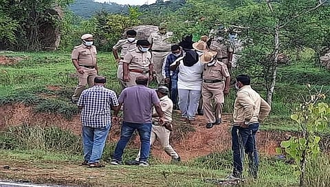 ಸ್ಥಳ ಮಹಜರು ನಡೆಸಲು ಬಂಧಿತ ಆರೋಪಿಗಳನ್ನು ಅತ್ಯಾಚಾರ ನಡೆದ ಸ್ಥಳಕ್ಕೆ ಕರೆತಂದ ಪೊಲೀಸರು