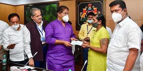 ಪರಿಹಾರ ನೀಡಿದ ಆರ್ ಅಶೋಕ್