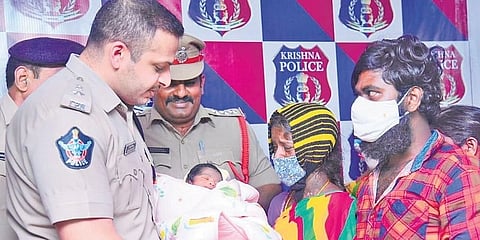 ಪೋಷಕರಿಗೆ ಮಗು ಹಸ್ತಾಂತರಿಸುತ್ತಿರುವ ಪೊಲೀಸರು