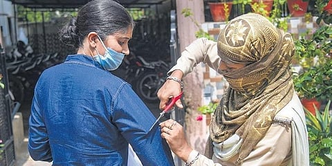 ಭದ್ರತಾ ದೃಷ್ಟಿಯಿಂದ ಅಭ್ಯರ್ಥಿಯ ಶರ್ಟ್ ಸ್ಲೀವ್ಸ್ ಕಟ್ ಮಾಡುತ್ತಿರುವ ಪೊಲೀಸ್ ಸಿಬ್ಬಂದಿ