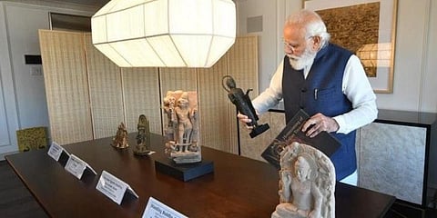 ಕಲಾಕೃತಿ ಪರಿಶೀಲಿಸುತ್ತಿರುವ ಮೋದಿ