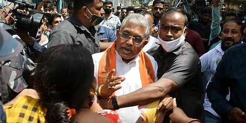 ಬಿಜೆಪಿ  ಮುಖಂಡ ದಿಲೀಪ್ ಘೋಷ್ ಮತ್ತು ಟಿಎಂಸಿ ಬೆಂಬಲಿಗರ ನಡುವೆ ಘರ್ಷಣೆ ಚಿತ್ರ