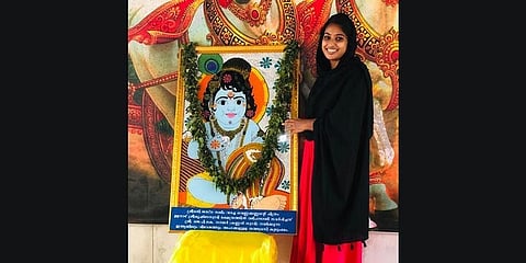 ಕೃಷ್ಣ ದೇವಸ್ಥಾನದಲ್ಲಿ ಕಲಾಚಿತ್ರ ಅರ್ಪಿಸುತ್ತಿರುವ ಜಸ್ನಾ