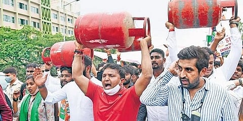 ಎಲ್'ಪಿಜಿ ಸಿಲಿಂಡರ್ ಹಿಡಿದು ಪ್ರತಿಭಟಿಸುತ್ತಿರುವ ಯುವ ಕಾಂಗ್ರೆಸ್ ಸದಸ್ಯರು