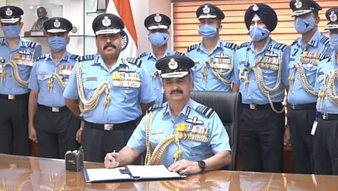 ನಿರ್ಗಮಿತ ವಾಯುಪಡೆ ಮುಖ್ಯಸ್ಥ ಏರ್ ಚೀಫ್ ಮಾರ್ಷಲ್ ಆರ್ ಕೆ ಎಸ್ ಬದೌರಿಯಾ ಅವರಿಂದ ಅಧಿಕಾರ ಸ್ವೀಕರಿಸಿದ ಏರ್ ಚೀಫ್ ಮಾರ್ಷಲ್ ವಿ ಆರ್ ಚೌಧರಿ