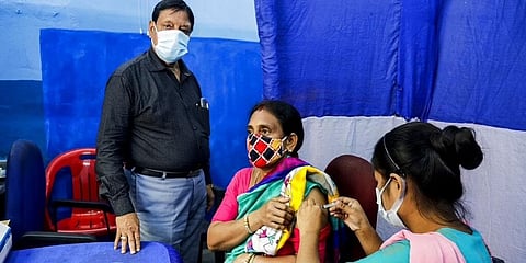 ಮಹಿಳೆಯೊಬ್ಬರಿಗೆ ಆರೋಗ್ಯ ಕಾರ್ಯಕರ್ತರು ಲಸಿಕೆ ನೀಡುತ್ತಿರುವ ಚಿತ್ರ