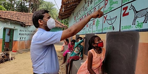 ಗೋಡೆ ಮೇಲೆ ಪಾಠ ಮಾಡುತ್ತಿರುವ ಸಪನ್ ಕುಮಾರ್