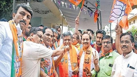 ಬಿಜೆಪಿ ಸಾಧನೆಯನ್ನು ಸಿಹಿ ತಿನ್ನುವ ಮೂಲಕ ಸಂಭ್ರಮಿಸಿದ ಮಾಜಿ ಸಚಿವ ಜಗದೀಶ್ ಶೆಟ್ಟರ್ ಮತ್ತು ಇತರರು