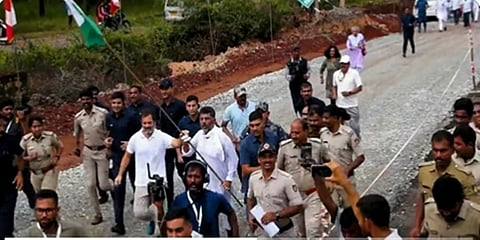ಡಿ ಕೆ ಶಿವಕುಮಾರ್ ಜೊತೆ ಪಕ್ಷದ ಬಾವುಟ ಹಿಡಿದು ಓಡಿದ ರಾಹುಲ್ ಗಾಂಧಿ