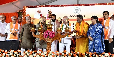 ವಿಜಯನಗರ ಜಿಲ್ಲೆಯ ಹೊಸಪೇಟೆಯಲ್ಲಿ ಯಾತ್ರೆ ಅಂಗವಾಗಿ ಬೃಹತ್ ಸಾರ್ವಜನಿಕ ಸಭೆಯನ್ನು ಉದ್ಘಾಟಿಸಲಾಯಿತು.