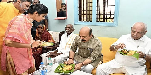 ದಲಿತರ ಮನೆಯಲ್ಲಿ ಊಟ ಮಾಡುತ್ತಿರುವ ಸಿಎಂ ಬೊಮ್ಮಾಯಿ, ಬಿಎಸ್ ಯಡಿಯೂರಪ್ಪ