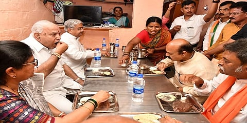 ಹೂವಿನ ಹಡಗಲಿ ತಾಲೂಕಿನ ಹಿರೇಹಡಗಲಿ ಗ್ರಾಮದ ದಲಿತ ಸಮುದಾಯದ ಲವ್ಲಿ ಹನುಮಂತವ್ವ ಅವರ ಮನೆಯಲ್ಲಿ ಉಪಹಾರ ಸೇವನೆ