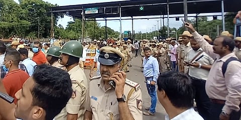 ಪ್ರತಿಭಟನಾ ಸ್ಥಳದಲ್ಲಿರುವ ಪೊಲೀಸರು.