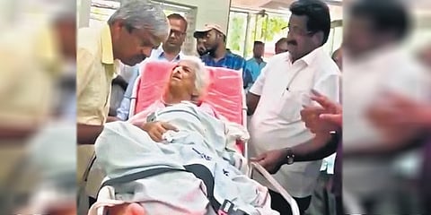 ಸ್ಟ್ರೆಚರ್‌‌ನಲ್ಲಿಯೇ ಸರ್ಕಾರಿ ಕಚೇರಿಗೆ ಬಂದಿದ್ದ ಮಹಾದೇವಿ ಅಗಸಿಮನಿ