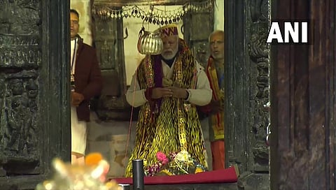 ಕೇದಾರನಾಥನಲ್ಲಿ ಪ್ರಾರ್ಥನೆ ಸಲ್ಲಿಸುತ್ತಿರುವ ಪ್ರಧಾನಿ ಮೋದಿ.