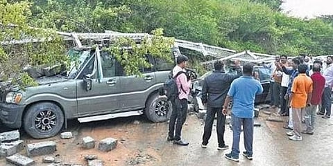 ಕಾಂಪೌಂಡ್ ಕುಸಿತಕ್ಕೆ ವಾಹನ ಜಖಂಗೊಂಡಿರುವುದು.