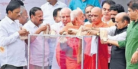ಕೆಂಪೇಗೌಡ ಪ್ರತಿಮೆಗೆ ಶುಕ್ರವಾರ ನಡೆದ ಪವಿತ್ರ ಮಣ್ಣು ಸಂಗ್ರಹ ಅಭಿಯಾನದಲ್ಲಿ ಸಿಎಂ ಬಸವರಾಜ ಬೊಮ್ಮಾಯಿ, ಮಾಜಿ ಸಿಎಂ ಬಿಎಸ್ ಯಡಿಯೂರಪ್ಪ ಸೇರಿದಂತೆ ಗಣ್ಯರು ಹಾಜರಿದ್ದರು.