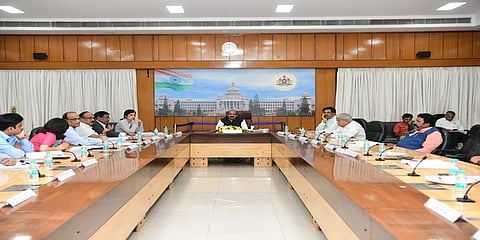ಉನ್ನತ ಮಟ್ಟದ ಸಭೆಯಲ್ಲಿ ಸಿಎಂ ಬೊಮ್ಮಾಯಿ ಮತ್ತಿತರರು