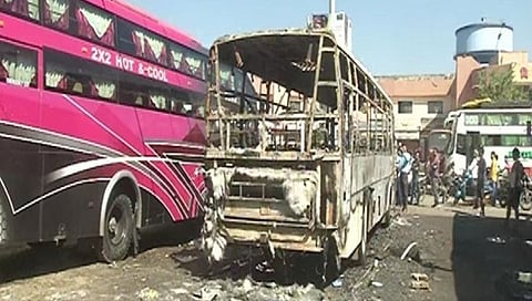 ಬೆಂಕಿಗೆ ಆಹುತಿಯಾಗಿರುವ ಬಸ್.