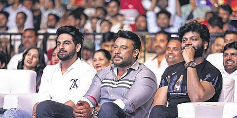 ಬನಾರಸ್ ಪ್ರೀ-ರಿಲೀಸ್ ಕಾರ್ಯಕ್ರಮದಲ್ಲಿ ಝೈದ್ ಖಾನ್ ಅವರೊಂದಿಗೆ ನಟ ದರ್ಶನ್ ಮತ್ತು ವಿನೋದ್ ಪ್ರಭಾಕರ್