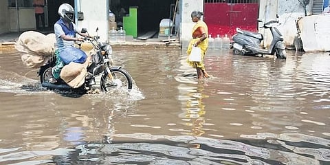 ಮಳೆಗೆ ಪ್ರವಾಹದಂತಾಗಿ ತುಂಬಿರುವ ರಸ್ತೆ