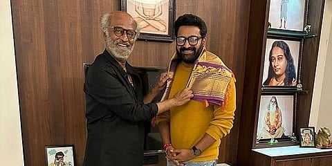 ಕಾಂತಾರ ನಿರ್ದೇಶಕ ರಿಷಭ್ ಶೆಟ್ಟಿ ಸೂಪರ್ ಸ್ಟಾರ್ ರಜನಿಕಾಂತ್ ಅವರನ್ನು ಅವರ ನಿವಾಸದಲ್ಲಿ ಭೇಟಿ ಮಾಡಿ ಮಾತನಾಡಿ ಆಶೀರ್ವಾದ ಪಡೆದರು.