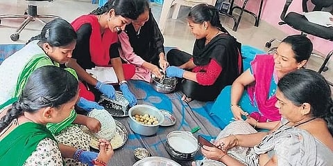 ಉತ್ಪನ್ನಗಳ ತಯಾರಿಯಲ್ಲಿ ಮಹಿಳೆಯರು