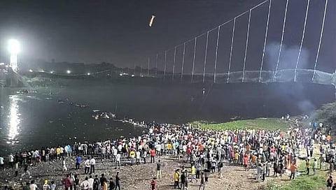 ರಕ್ಷಣಾ ಕಾರ್ಯಾಚರಣೆ ನಡೆಸುತ್ತಿರುವ ಅಧಿಕಾರಿಗಳು.