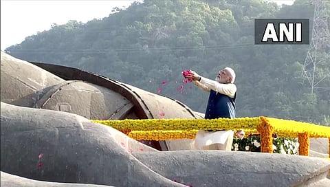 ಪುಷ್ಪಾರ್ಚನೆ ನೆರವೇರಿಸಿದ ಪ್ರಧಾನಿ ಮೋದಿ.