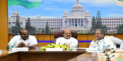 ಸರ್ವಪಕ್ಷ ಸಭೆಯಲ್ಲಿ ಸಿಎಂ ಬೊಮ್ಮಾಯಿ ಮತ್ತು ಮಾಜಿ ಮುಖ್ಯಮಂತ್ರಿಗಳು