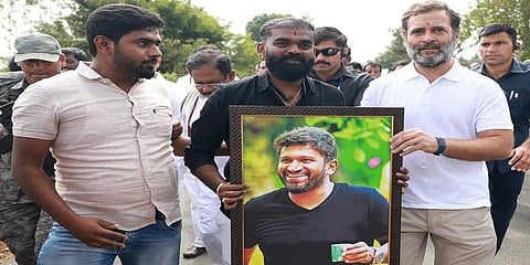 ತುಮಕೂರಿನಲ್ಲಿ ಇಂದು ಭಾರತ್ ಜೋಡೋ ಪಾದಯಾತ್ರೆ ವೇಳೆ ಪುನೀತ್ ರಾಜ್ ಕುಮಾರ್ ಫೋಟೋವನ್ನು ಅಭಿಮಾನಿಯೊಬ್ಬ ರಾಹುಲ್ ಗಾಂಧಿಗೆ ನೀಡಿರುವುದು
