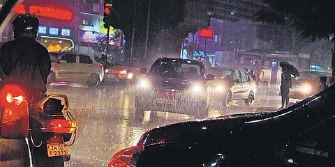 ಸೋಮವಾರ ಸಂಜೆ ನಗರದ ಹಲವೆಡೆ ಭಾರಿ ಮಳೆ ಸುರಿದಿದೆ