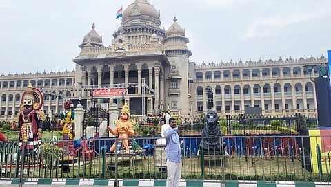 ವಿಧಾನಸೌಧ ಮುಂದೆ ನಡೆದಿರುವ ಸಕಲ ಸಿದ್ಧತೆ.