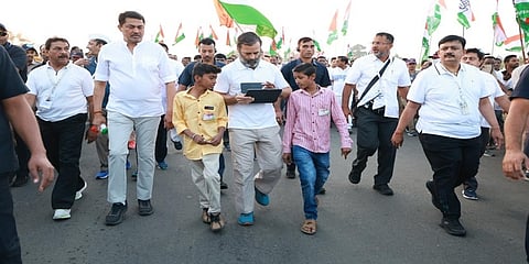 ಯಾತ್ರೆಯಲ್ಲಿ ಮಕ್ಕಳೊಂದಿಗೆ ಹೆಜ್ಜೆ ಹಾಕುತ್ತಿರುವ  ರಾಹುಲ್ ಗಾಂಧಿ