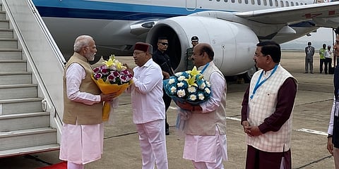 ಬೆಂಗಳೂರಿಗೆ ಬಂದಿಳಿದ ಪ್ರಧಾನಿ ಮೋದಿಯವರನ್ನು ರಾಜ್ಯಪಾಲ ತ್ಯಾವರ್ ಚಂದ್ ಗೆಹ್ಲೊಟ್, ಮುಖ್ಯಮಂತ್ರಿ ಬಸವರಾಜ ಬೊಮ್ಮಾಯಿ, ಕೇಂದ್ರ ಸಚಿವ ಪ್ರಹ್ಲಾದ್ ಜೋಶಿ ಬರಮಾಡಿಕೊಂಡರು.