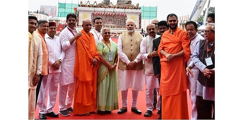 ನಿರ್ಮಲಾನಂದ ಶ್ರೀಗಳ ಹೆಗಲ ಮೇಲೆ ಕೈ ಇಟ್ಟು ಫೋಟೋಗೆ ಪೋಸ್