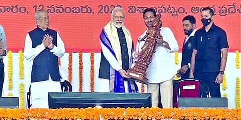 ಪ್ರಧಾನಿ ನರೇಂದ್ರ ಮೋದಿಯವರನ್ನು ಸನ್ಮಾನಿಸಿದ ಆಂಧ್ರ ಪ್ರದೇಶ ಮುಖ್ಯಮಂತ್ರಿ ವೈ ಎಸ್ ಜಗನ್ ಮೋಹನ್ ರೆಡ್ಡಿ