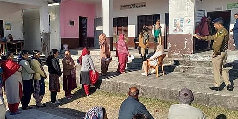 ಮತದಾನಕ್ಕೆ ಸರದಿ ಸಾಲಿನಲ್ಲಿ ನಿಂತಿರುವ ಮತದಾರರು