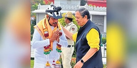 ಬೆಂಗಳೂರಿನಿಂದ ಪಡುಬಿದ್ರಿಗೆ ಗಣೇಶ್ ಅವರು ಕೈಗೊಂಡಿದ್ದ ಸೈಕ್ಲಿಂಗ್ ಯಾತ್ರೆಗೆ ಚಾಲನೆ ನೀಡಿದ್ದ   ಮಾಜಿ ಲೋಕಾಯುಕ್ತ, ನಿವೃತ್ತ ನ್ಯಾ. ಸಂತೋಷ್ ಹೆಗ್ಡೆ