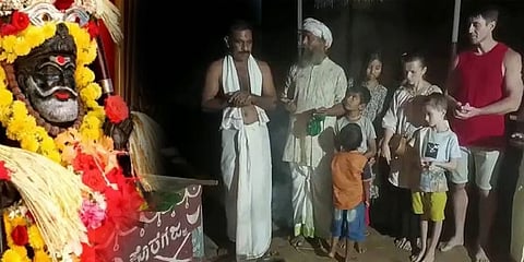 ಕೊರಗಜ್ಜನಿಗೆ ಉಕ್ರೇನ್ ದಂಪತಿಯಿಂದ ಅಗೇಲು ಸೇವೆ