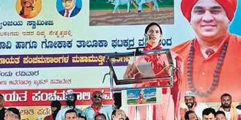 ಬೃಹತ್ ಸಮಾವೇಶದಲ್ಲಿ ಮಾತನಾಡುತ್ತಿರುವ ಲಕ್ಷ್ಮೀ ಹೆಬ್ಬಾಳ್ಕರ್.