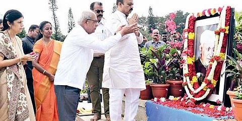 ಸೋಮವಾರ ಬೆಂಗಳೂರಿನ ವಿಧಾನಸೌಧದಲ್ಲಿ ದೇಶದ ಮೊದಲ ಪ್ರಧಾನಿ ಜವಾಹರಲಾಲ್ ನೆಹರು ಅವರ ಜನ್ಮದಿನದ ಅಂಗವಾಗಿ ಸಿಎಂ ಬಸವರಾಜ ಬೊಮ್ಮಾಯಿ ಅವರ ಭಾವಚಿತ್ರಕ್ಕೆ ಪುಷ್ಪನಮನ ಸಲ್ಲಿಸಿದರು.