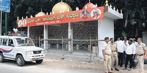 ಬಸ್ ನಿಲ್ದಾಣದ ಬಳಿ ಭದ್ರತೆ ಹೆಚ್ಚಿಸಿದ ಅಧಿಕಾರಿಗಳು.