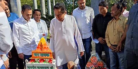 ಜನ್ಮದಿನದ ಕಾರ್ಯಕ್ರಮದಲ್ಲಿ ಕೇಕ್ ಕತ್ತರಿಸುತ್ತಿರುವ ಕಮಲ್ ನಾಥ್