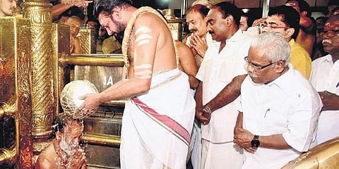 ಶಬರಿಮಲೆ ಶ್ರೀಕೋವಿಲ್ ಮುಂಭಾಗದಲ್ಲಿ ನೂತನ ಶಬರಿಮಲೆ ಪೀಠಾಧಿಪತಿ ಜಯರಾಮನ್ ನಂಬೂದರಿಗೆ ಕಲಶಾಭಿಷೇಕವನ್ನು ನೆರವೇರಿಸುತ್ತಿರುವ ತಂತ್ರಿ ಕಂದರರು ರಾಜೀವರು
