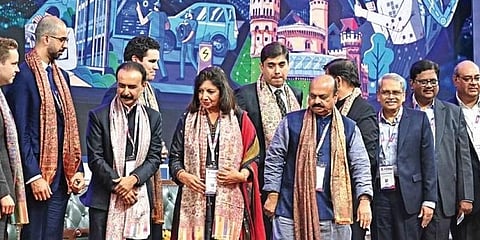 ತಂತ್ರಜ್ಞಾನ ಶೃಂಗಸಭೆಯಲ್ಲಿ ಮುಖ್ಯಮಂತ್ರಿ ಬಸವರಾಜ ಬೊಮ್ಮಾಯಿ, ಬಿಟಿ ಅಧ್ಯಕ್ಷೆ ಕಿರಣ್ ಮಜುಂದಾರ್-ಶಾ ಮತ್ತು ವಿಷನ್ ಗ್ರೂಪ್ ಐಟಿ ಅಧ್ಯಕ್ಷ ಕ್ರಿಸ್ ಗೋಪಾಲಕೃಷ್ಣನ್, ಇನ್ ಮೊಬಿ ಸಂಸ್ಥಾಪಕ ನವೀನ್ ತಿವಾರಿ ಇರುವುದು.