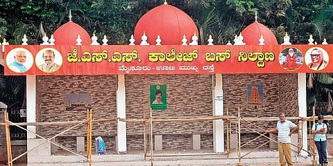 ರಾತ್ರಿ ಬೆಳಗಾಗುವುದರಲ್ಲಿ ಕೆಂಪು ಬಣ್ಣವನ್ನು ಹಚ್ಚಿದ ಮೈಸೂರಿನ ಬಸ್ ನಿಲ್ದಾಣ