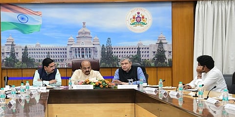 ರೈಲ್ವೆ ಪ್ರಗತಿ ಪರಿಶೀಲನಾ ಸಭೆಯಲ್ಲಿ ಕೇಂದ್ರ ಸಚಿವ ಅಶ್ವಿನಿ ವೈಷ್ಣವ್ ಅವರೊಂದಿಗೆ ಸಿಎಂ ಬೊಮ್ಮಾಯಿ ಮತ್ತಿತರರು